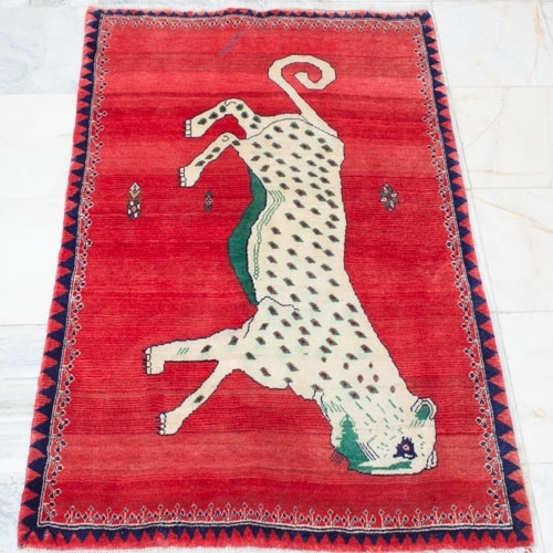 فرش دستباف نوبافت گبه طرح عکسي سایز قاليچه رنگ زمینه لاكي رنگ حاشیه لاكي کد ۳۹۵۲۶