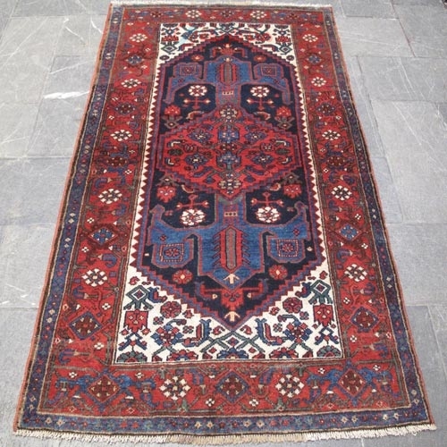 فرش دستباف آنتیک خمسه زنجان طرح لچک و ترنج سایز قاليچه رنگ زمینه سرمه اي رنگ حاشیه لاكي کد ۳۹۵۲۱