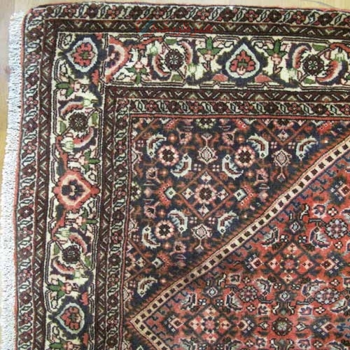 فرش دستباف بيجار طرح ترنجي ماهي سایز ذرع و نيم رنگ زمینه لاكي رنگ حاشیه كرم کد ۳۹۴۸۴