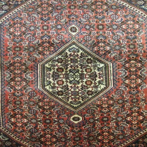 فرش دستباف بيجار طرح ترنجي ماهي سایز ذرع و نيم رنگ زمینه لاكي رنگ حاشیه كرم کد ۳۹۴۸۴