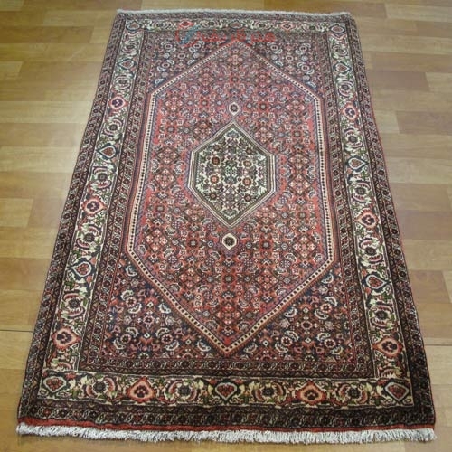 فرش دستباف بيجار طرح ترنجي ماهي سایز ذرع و نيم رنگ زمینه لاكي رنگ حاشیه كرم کد ۳۹۴۸۴ - هنرظریف