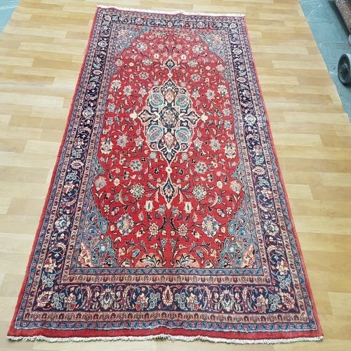 فرش دستباف ساروق طرح لچک و ترنج سایز پرده اي رنگ زمینه لاكي رنگ حاشیه سرمه اي کد ۳۹۵۳۴ - هنرظریف