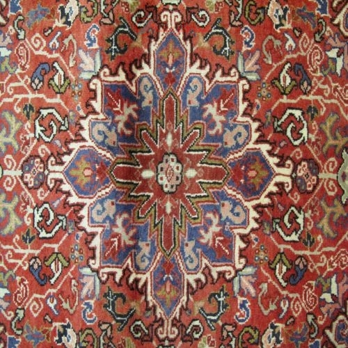 فرش دستباف هريس طرح لچک و ترنج سایز ذرع و نيم رنگ زمینه لاكي رنگ حاشیه سرمه اي کد ۳۹۵۵۹