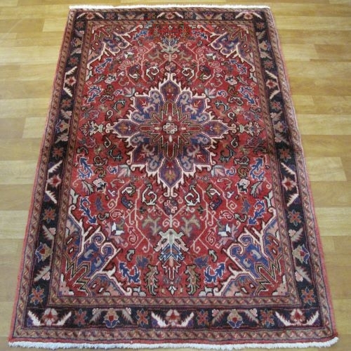 فرش دستباف هريس طرح لچک و ترنج سایز ذرع و نيم رنگ زمینه لاكي رنگ حاشیه سرمه اي کد ۳۹۵۵۹ - هنرظریف