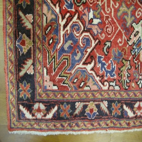 فرش دستباف هريس طرح لچک و ترنج سایز ذرع و نيم رنگ زمینه لاكي رنگ حاشیه سرمه اي کد ۳۹۵۵۹