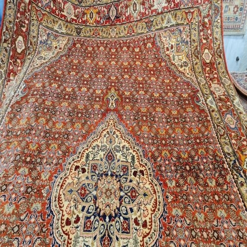 فرش دستباف بيجار طرح ترنجي ماهي سایز قالي رنگ زمینه لاكي رنگ حاشیه لاكي کد ۳۹۷۱۳