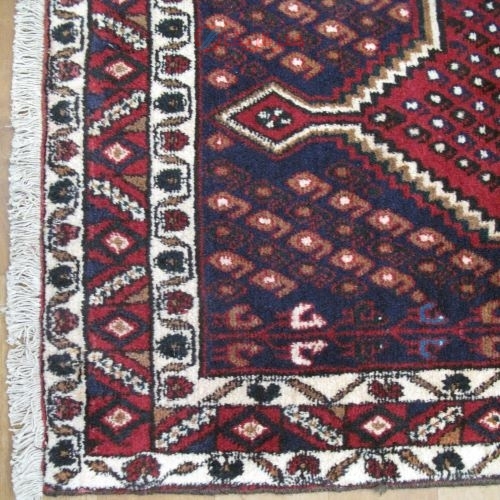 فرش دستباف دهج سيرجان طرح ۲ ترنج سایز قاليچه رنگ زمینه لاكي رنگ حاشیه لاكي کد ۳۹۷۱۵