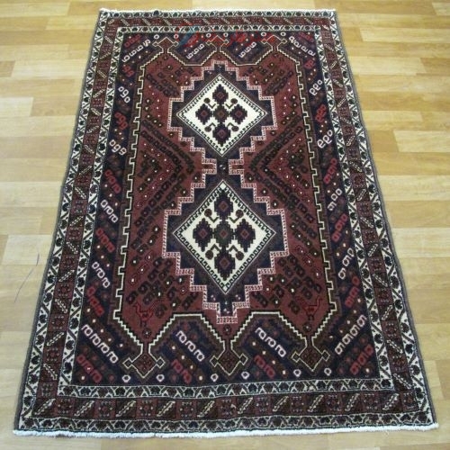 فرش دستباف شهربابك سيرجان طرح ۲ ترنج سایز ذرع و نيم رنگ زمینه لاكي رنگ حاشیه لاكي کد ۳۹۷۱۷-هنرظریف