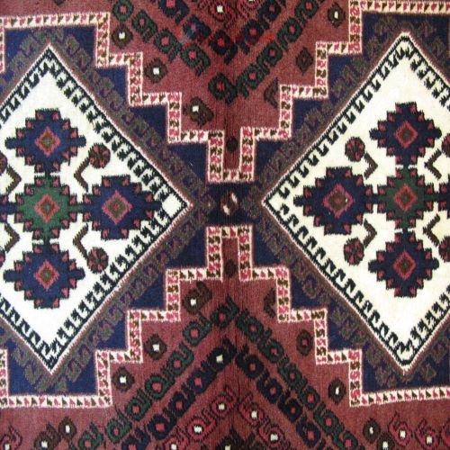 فرش دستباف شهربابك سيرجان طرح ۲ ترنج سایز ذرع و نيم رنگ زمینه لاكي رنگ حاشیه لاكي کد ۳۹۷۱۷