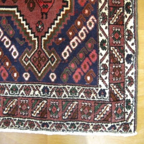 فرش دستباف شهربابك سيرجان طرح ۲ ترنج سایز ذرع و نيم رنگ زمینه لاكي رنگ حاشیه لاكي کد ۳۹۷۱۷