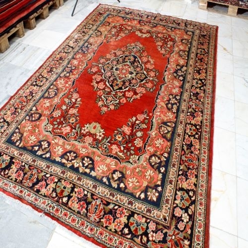 فرش دستباف محلی اراک طرح لچک و ترنج سایز قالي رنگ زمینه لاكي رنگ حاشیه سرمه اي کد ۳۹۷۵۲