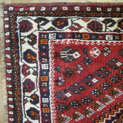 فرش دستباف جهرم شیراز طرح ۲ ترنج سایز ذرع و نيم رنگ زمینه لاكي رنگ حاشیه كرم کد ۳۹۷۹۱