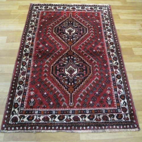 فرش دستباف جهرم شیراز طرح ۲ ترنج سایز ذرع و نيم رنگ زمینه لاكي رنگ حاشیه كرم - هنرظریف