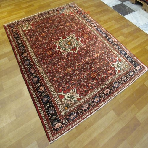 فرش دستباف حسين آباد همدان طرح لچک و ترنج سایز قاليچه رنگ زمینه لاكي رنگ حاشیه سرمه اي کد ۳۹۷۹۵