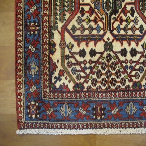 فرش دستباف ميمه طرح سراسر سایز ذرع و نيم رنگ زمینه كرم رنگ حاشیه آبي کد ۳۹۸۱۶