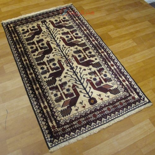 فرش دستباف بلوچ طرح مرغي سایز ذرع و نيم رنگ زمینه كرم رنگ حاشیه كرم کد ۳۹۸۳۷