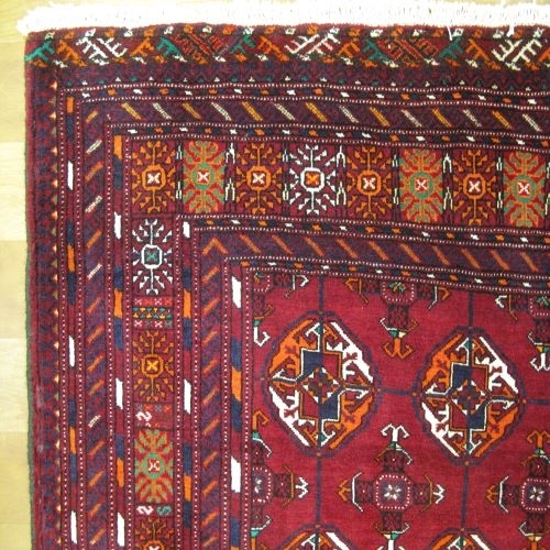 فرش دستباف بلوچ طرح قاب پنجه مرغي سایز قاليچه رنگ زمینه لاكي رنگ حاشیه لاكي کد ۳۹۸۳۹