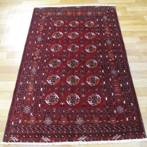 فرش دستباف بلوچ طرح قاب پنجه مرغي سایز قاليچه رنگ زمینه لاكي رنگ حاشیه لاكي کد ۳۹۸۳۹- هنرظریف