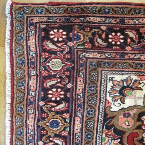 فرش دستباف بيجار طرح ترنجي ماهي سایز پرده اي رنگ زمینه لاكي رنگ حاشیه سرمه اي کد ۳۹۸۴۹