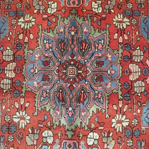فرش دستباف نهاوند طرح لچک و ترنج سایز پرده اي رنگ زمینه لاكي رنگ حاشیه آبي کد ۳۹۹۷۴