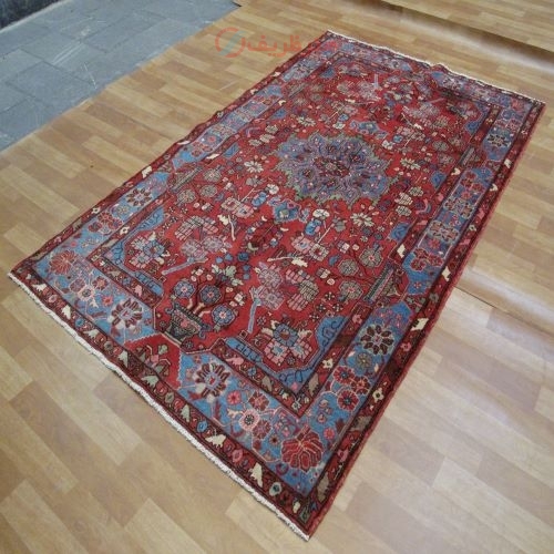 فرش دستباف نهاوند طرح لچک و ترنج سایز پرده اي رنگ زمینه لاكي رنگ حاشیه آبي کد ۳۹۹۷۴