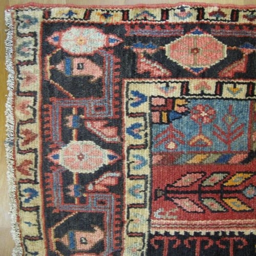 فرش دستباف تويسركان ۵۰ ساله طرح لچک و ترنج سایز قاليچه رنگ زمینه سرمه اي رنگ حاشیه سرمه اي کد ۳۹۹۷۹