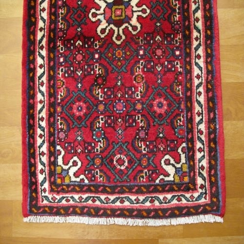 فرش دستباف حسين آباد همدان طرح ۵ ترنج سایز كناره رنگ زمینه لاكي رنگ حاشیه كرم کد ۳۹۹۹۶