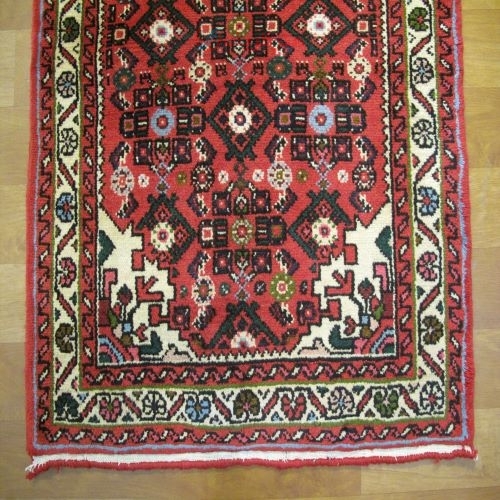 فرش دستباف حسين آباد همدان طرح ۳ ترنج سایز كناره رنگ زمینه لاكي رنگ حاشیه كرم کد ۴۰۰۰۲