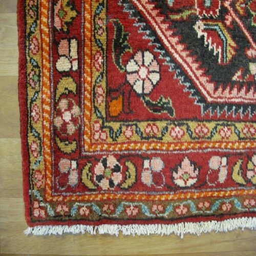 فرش دستباف ليليان طرح ماهي سراسر سایز ذرع و نيم رنگ زمینه مشكي / سياه رنگ حاشیه لاكي کد ۴۰۰۱۸