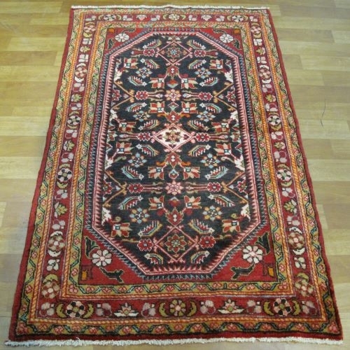 فرش دستباف ليليان طرح ماهي سراسر سایز ذرع و نيم رنگ زمینه مشكي / سياه رنگ حاشیه لاكي کد ۴۰۰۱۸ - هنرظریف