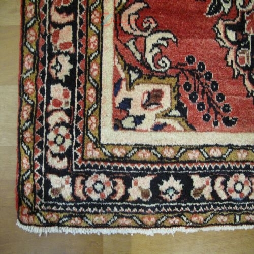 فرش دستباف ليليان طرح لچک و ترنج سایز ذرع و نيم رنگ زمینه لاكي رنگ حاشیه سرمه اي کد ۴۰۰۲۳