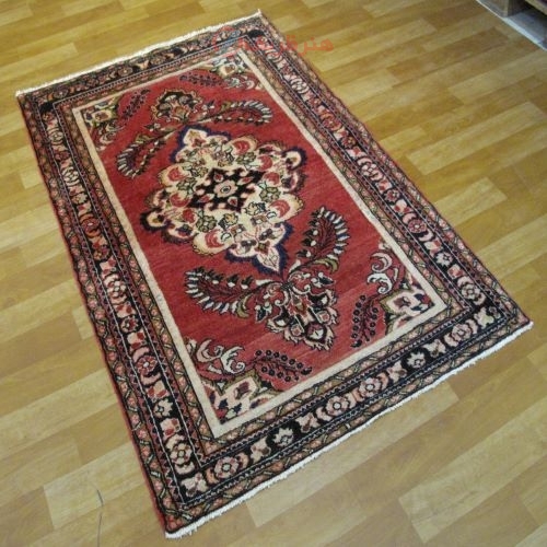 فرش دستباف ليليان طرح لچک و ترنج سایز ذرع و نيم رنگ زمینه لاكي رنگ حاشیه سرمه اي کد ۴۰۰۲۳