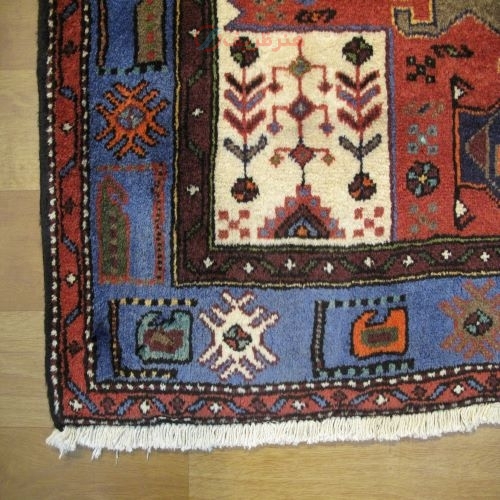 فرش دستباف طارم زنجان طرح ۵ ترنج سایز موصل باريک رنگ زمینه لاكي رنگ حاشیه آبي کد ۴۰۰۲۴