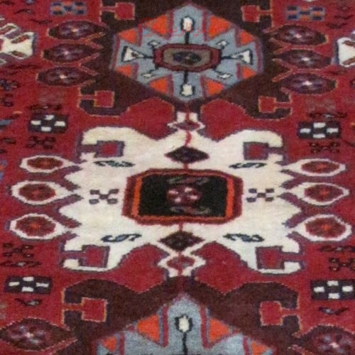 فرش دستباف طارم زنجان طرح ۵ ترنج سایز موصل باريک رنگ زمینه لاكي رنگ حاشیه آبي کد ۴۰۰۲۵