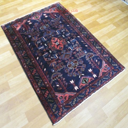 فرش دستباف استلک ساوه طرح لچک و ترنج سایز ذرع و نيم رنگ زمینه سرمه اي رنگ حاشیه سرمه اي کد ۴۰۰۳۰