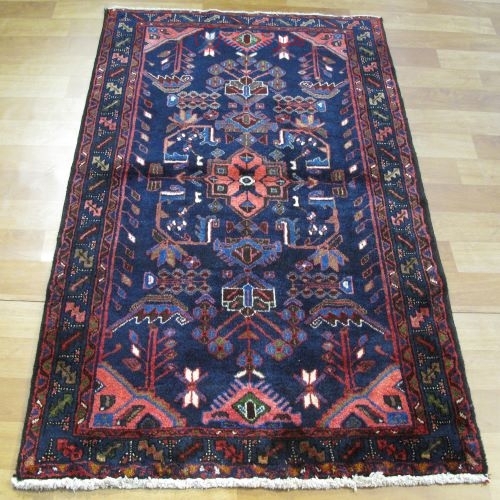 فرش دستباف استلک ساوه طرح لچک و ترنج سایز ذرع و نيم رنگ زمینه سرمه اي رنگ حاشیه سرمه اي کد ۴۰۰۳۰ - هنرظریف