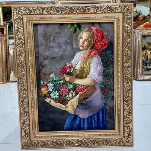 تابلو فرش دستبافت تبریز طرح دختر گل فروش، چله ابریشم، دارای رج 50، بسیار زیبا و با رنگبندی شیک