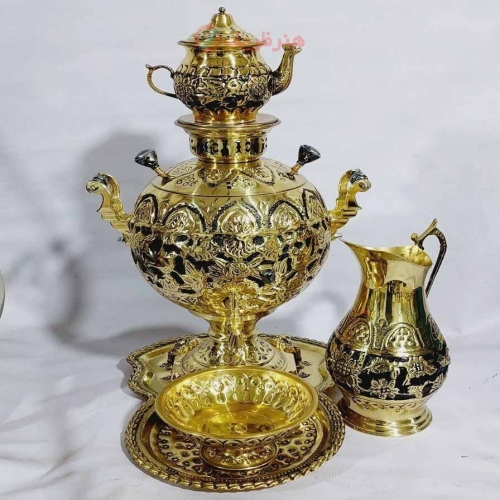 سماور 6 لیتری جهان نما زغالی، قلم زنی گل و مرغ طلایی به همراه کنار سماوری- هنرظریف