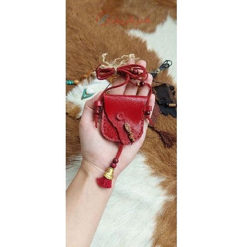 کیف گردنی دستدوز و دستساز چرمی اجرا شده با پرم طبیعی و رنگبندی متنوع و زیبا
