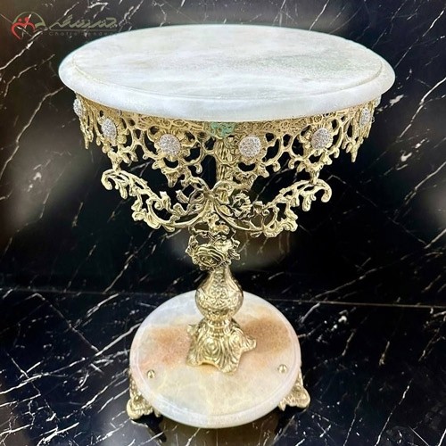 میز خاطره اسلیمی برنزی در طرح خورشیدی و پایه های سنگ مرمر و صفحه سنگی
