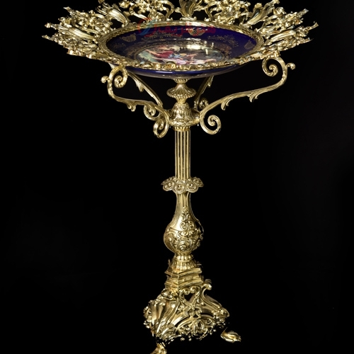میوه خوری پایه دار کنار سالنی برنزی