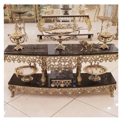 میز تلویزیون تسمه برنزی با صفحه سفید ام دی اف، طرح برجسسته گل سرخ،  بسیار شکیل - هنرظریف