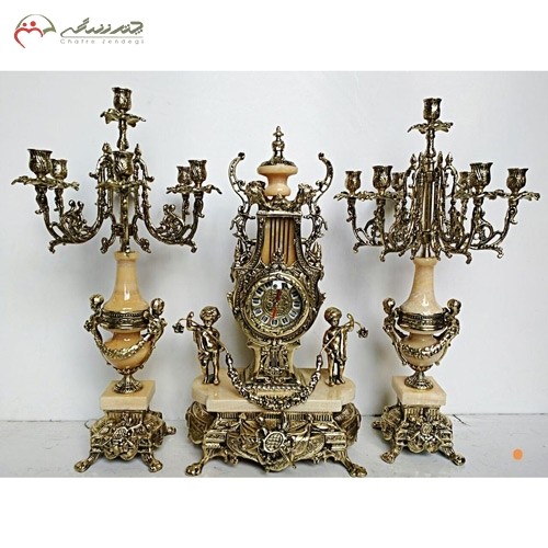 ست ساعت و شمعدان برنزی سلطنتی، سه تکه، پایه دار همراه با سنگ پرتقالی و سنگ مرمر درجه یک