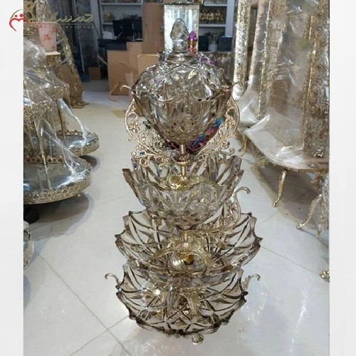 ظروف کریستالی چهار تکه شامل آجیل خوری شیرینی خوری و میوه خوری شکلات خوری، رنگ آنتیک، با پایه های برنزی
