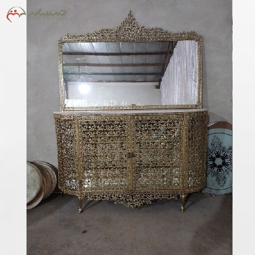 آینه کنسول ویترین دار  از جنس برنز، پر نقش و نگار و درب ها و بغل ها تمام برنز کار دست