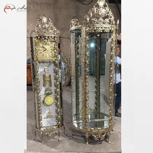 ست ساعت ایستاده و ویترین در مدل تسمه بادمجانی، بدنه برنجی، طرح بی نظیر