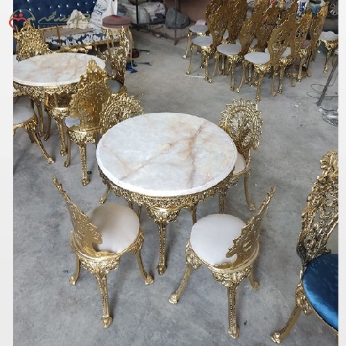 میز ناهار خوری برنز ی 4 نفره مدل پسر بچه و صفحه سنگ سفید طراحی آنتیک