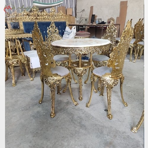 میز ناهار خوری برنز ی 4 نفره مدل پسر بچه و صفحه سنگ سفید طراحی آنتیک