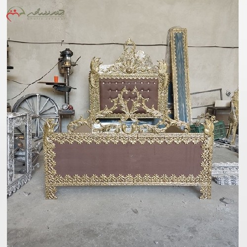 تخت خواب برنزی یک نفره و رنگ پارچه به دلخواه مشتری و طراحی آنتیک و خاص