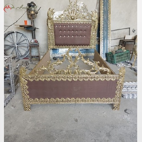 تخت خواب برنزی یک نفره و رنگ پارچه به دلخواه مشتری و طراحی آنتیک و خاص